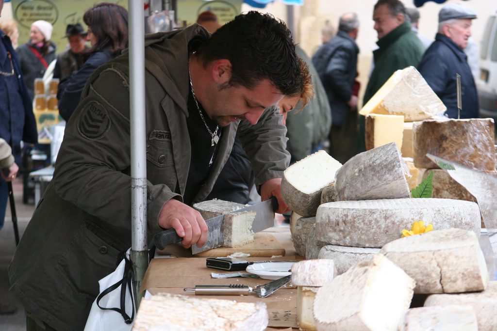 Käsehändler aus den Pyrenäen auf dem Markt von Charlieu