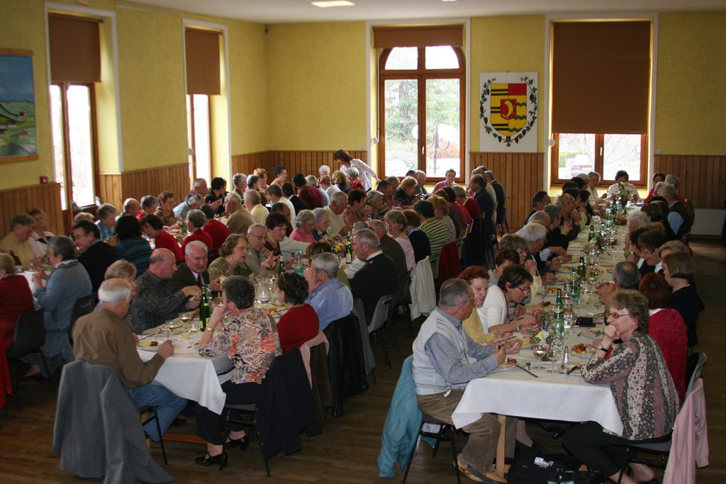 Der «Club Acueil et Amitié de Renaison» beim Schlachtplättli