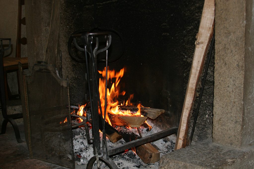 Während im Kamin das Holzfeuer knistert...