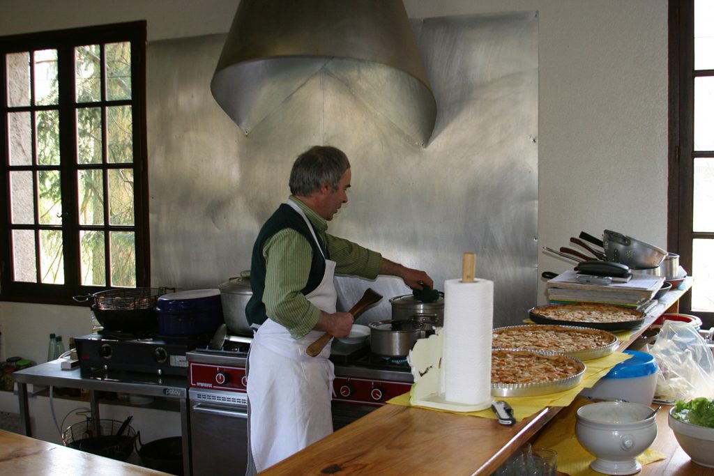 ...und Monsieur Demure den Coq au vin überwacht...