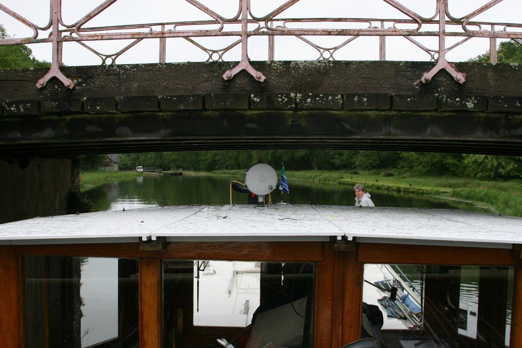 Die niedrigste Brücke in der Schleusentreppe von Sardy