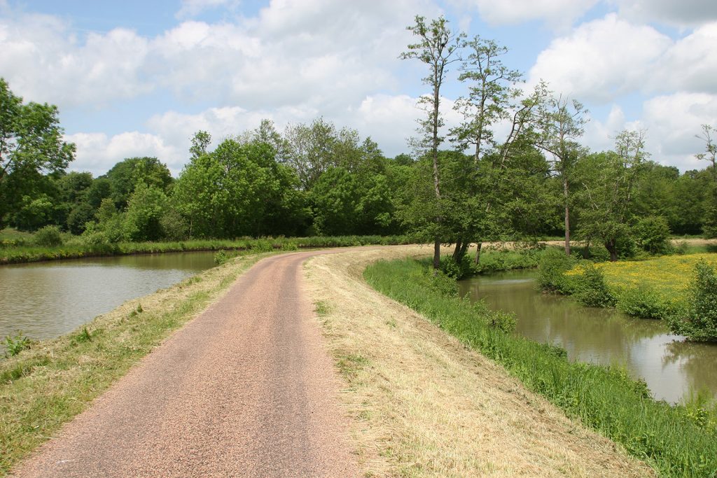 Treidelpfad zwischen Kanal und dem Flüsschen Aron