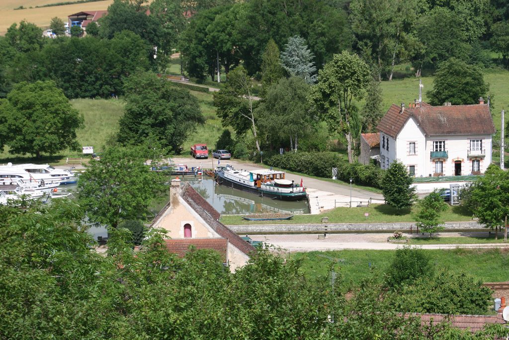 Im Hafen von Châtel-Censoir