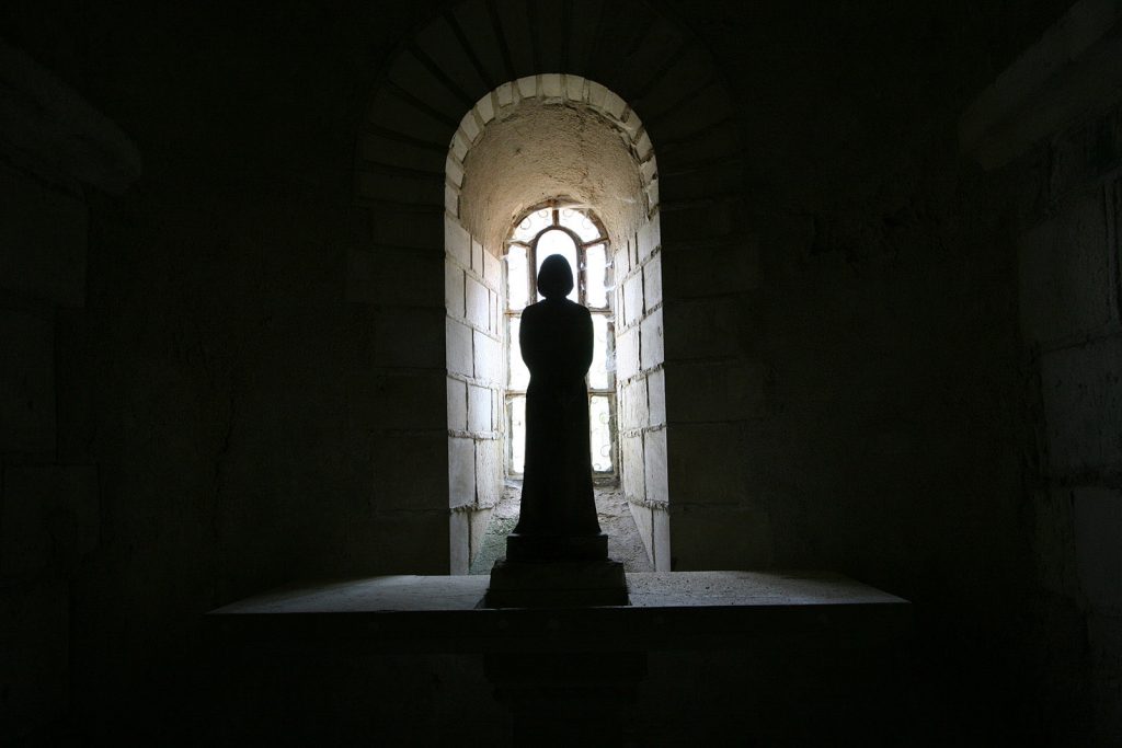 Mystische Stimmung in der Krypta der Kirche von Châtel-Censoir