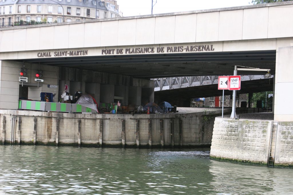 Warten vor der Einfahrt in den Port de Paris-Arsénal