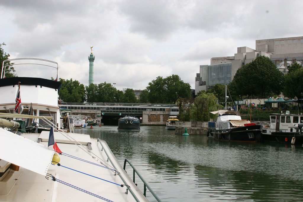 Vor uns die Place de la Bastille und die Oper