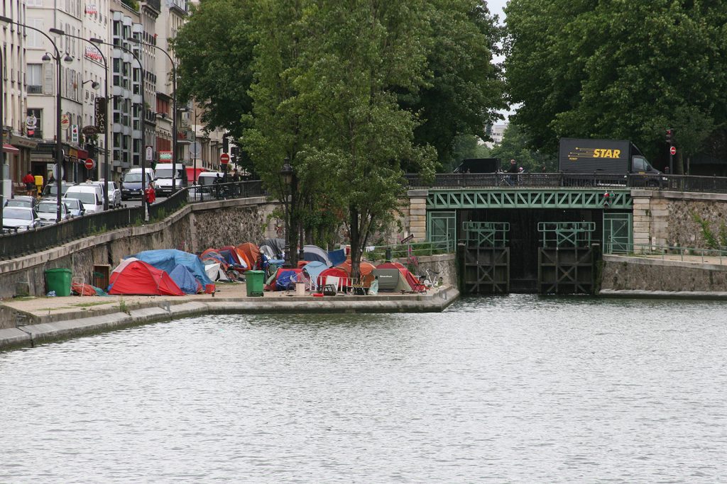 Schleuse und Zeltlager am Canal Saint-Martin