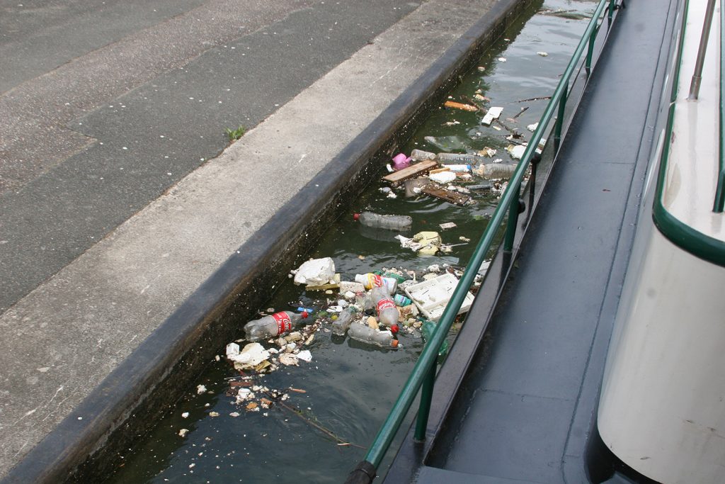 Schleuse im Canal St-Denis. Unter der Wasseroberfläche ist es noch viel schlimmer!