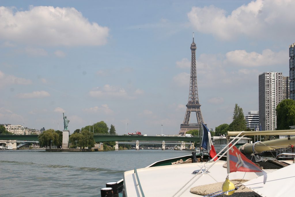 Blick von der Seine auf Freiheitsstatue und Eiffelturm...