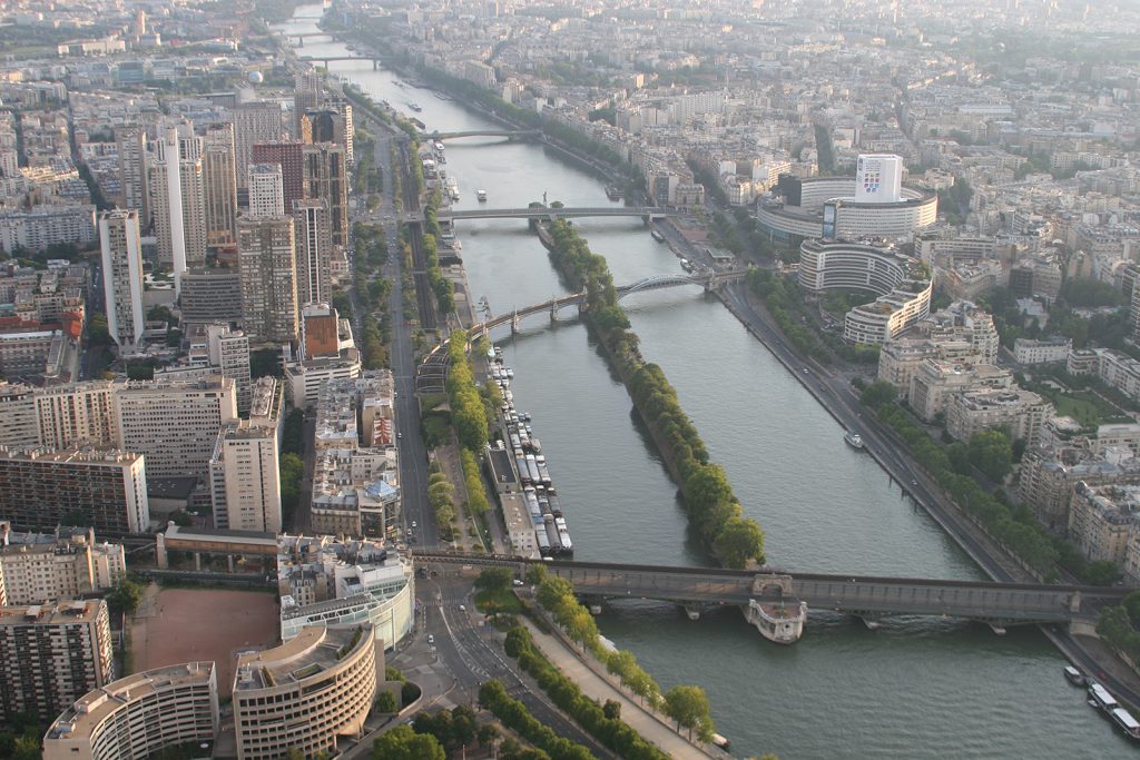 ...und umgekehrt: Blick vom Eiffelturm auf Seine und Freiheitsstatue