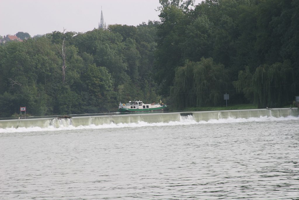 Ein Flusswehr in der Marne