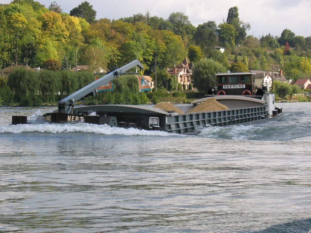 Der gleiche Schiffstyp, voll beladen (Foto Peter Vögtlin)