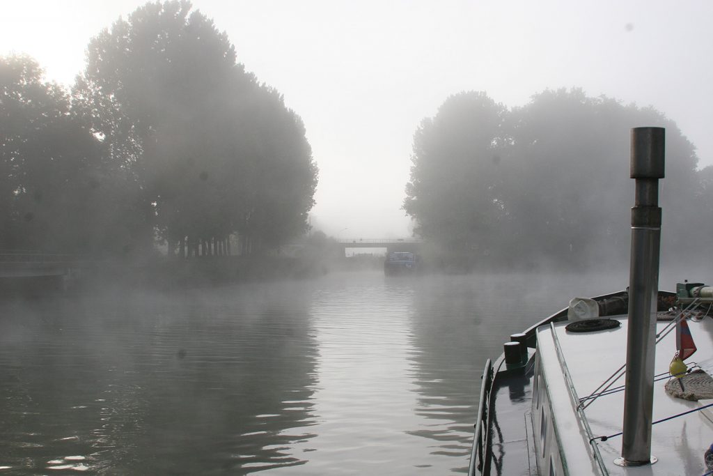 Morgennebel vor der Schleuse in den Canal du Loing