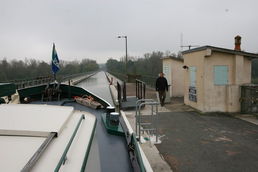 Auf der Kanalbrücke von Le Guétin