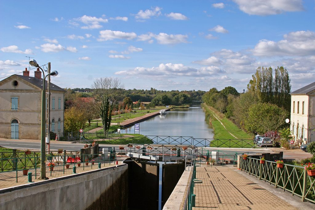 Der Quai vor der Doppelschleuse Le Guétin