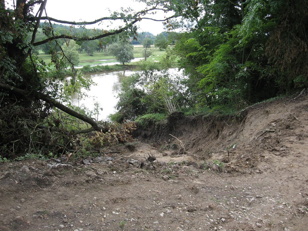 Der gebrochene Kanaldamm bei Briennon (Foto Karen Greenfield)