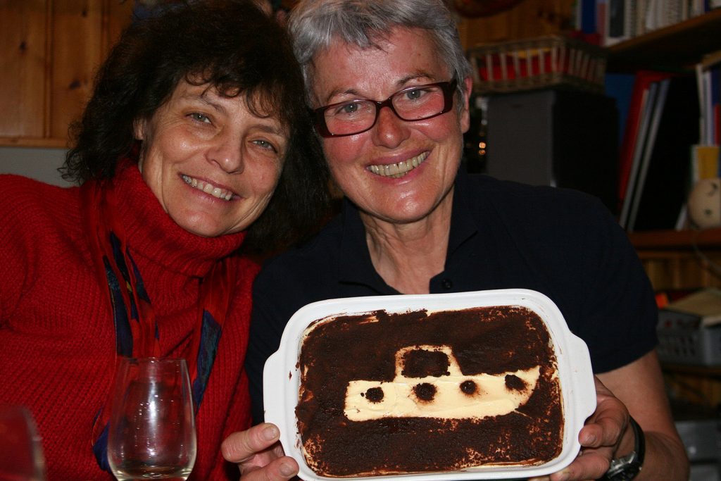 Die stolze Schiffsköchin mit ihrem Tiramisù (hier zusammen mit unserer Schiffsnachbarin Sally Andrews)