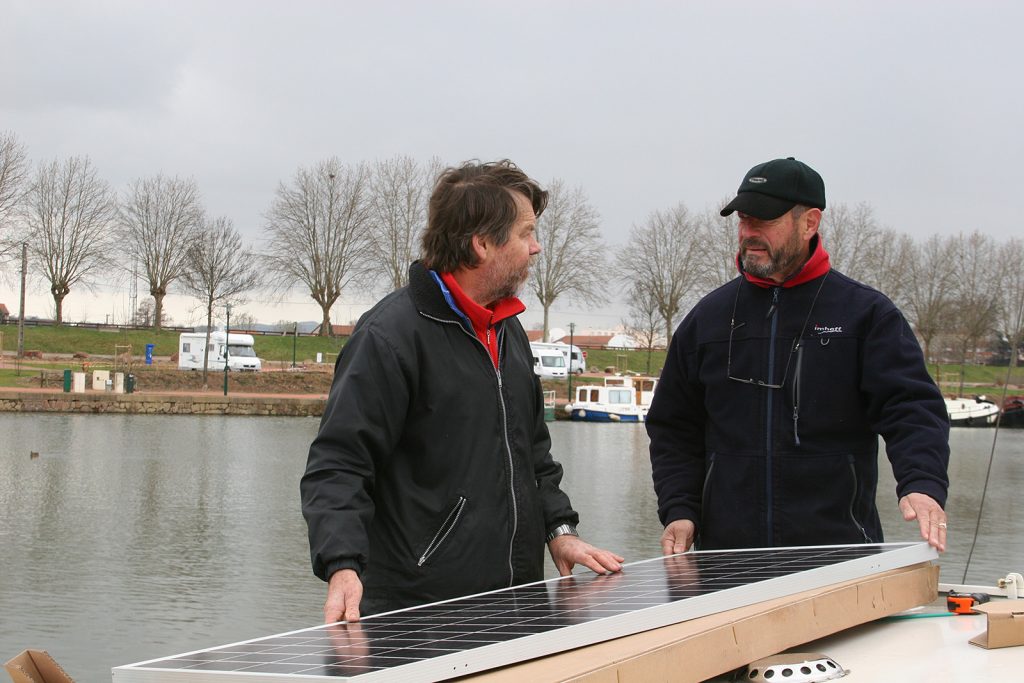 Christian und unser kanadischer Schiffsnachbar Foster begutachten ein Solarmodul