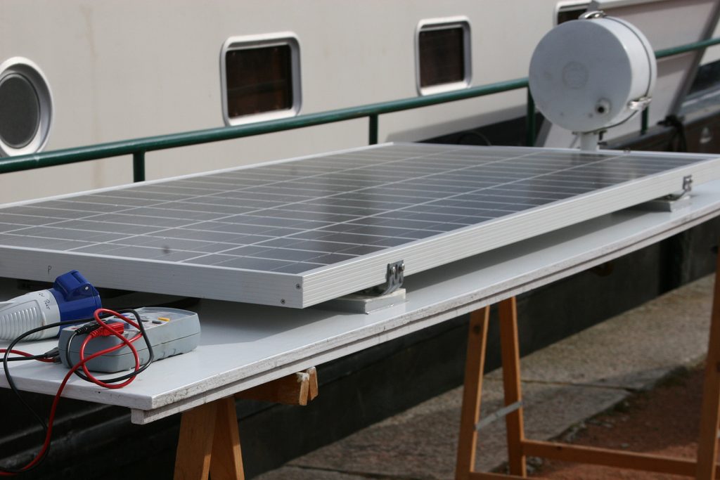 Ein fertig montiertes Solarmodul