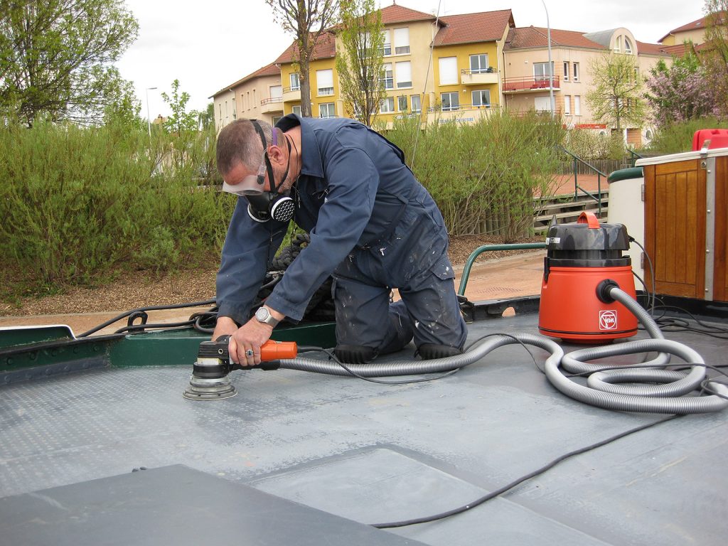 Das Vorderdeck wird geschmirgelt