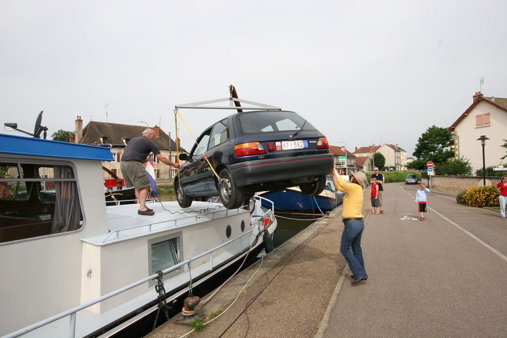 Das Auto auf dem Achterdeck