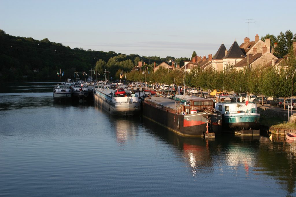 Frachtschiffe in Saint-Mammès