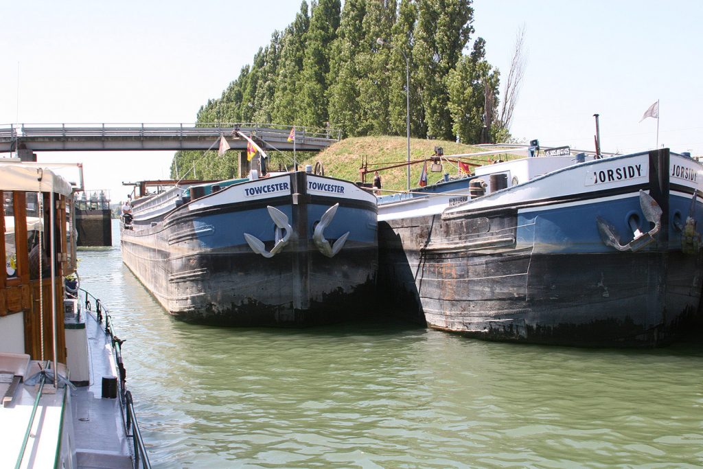 In der Schleuse von Varennes auf der Seine