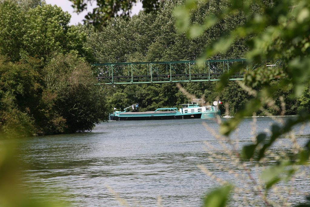 ...auf einer Passerelle über die Yonne geführt,...