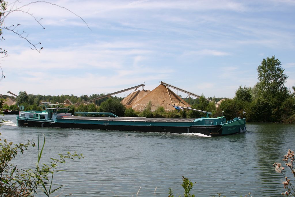 ...und dann für den Wassertransport verladen