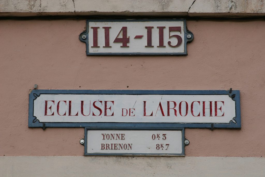 Schild am Haus des Schleusenwärters von Laroche