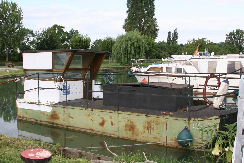 Das verkommene Schiff der Kanalbehörden hat Symbolwert