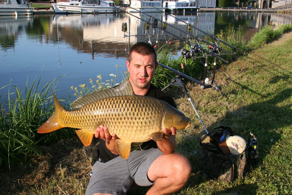 Matthieu Vanderkerckhoven mit einem Karpfen von 11 Kilogramm