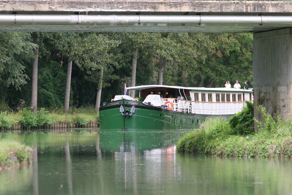 ...kann plötzlich ein Hotelschiff auftauchen...