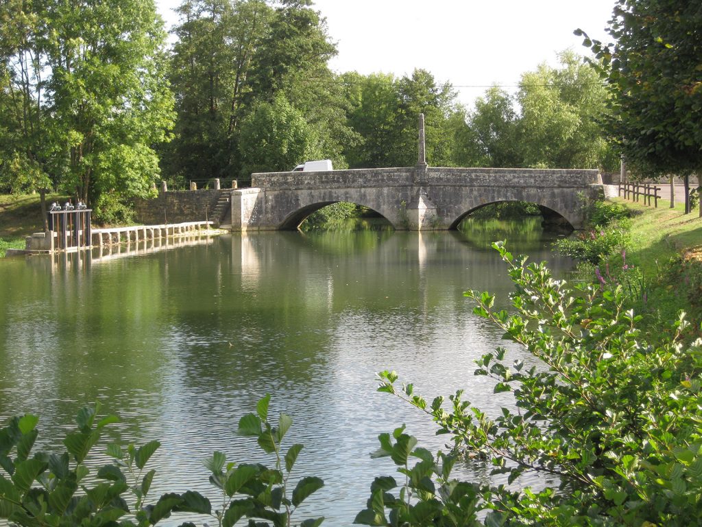 Brücke über den Armançon bei Nuits