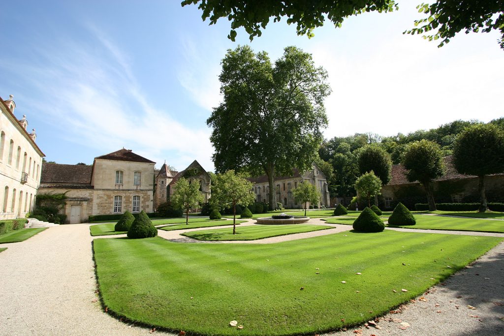 Abbaye de Fontenay (in der Bildmitte eine 1780 gepflanzte, 35 m hohe Platane)