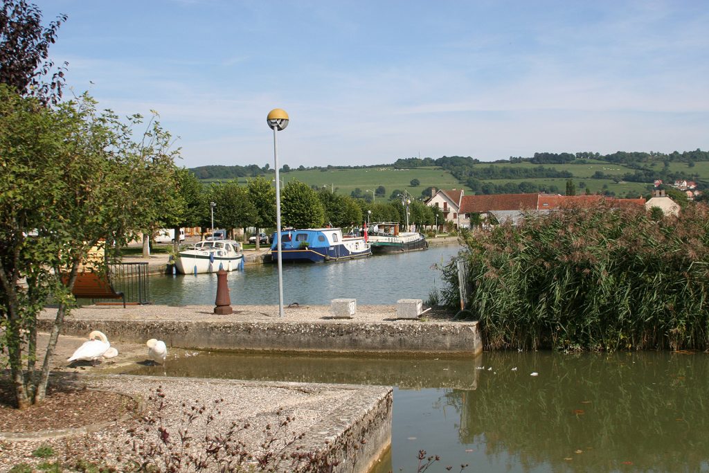 Im Hafen von Pouilly-en-Auxois