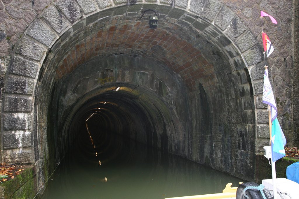 Die Einfahrt in den Tunnel von Pouilly