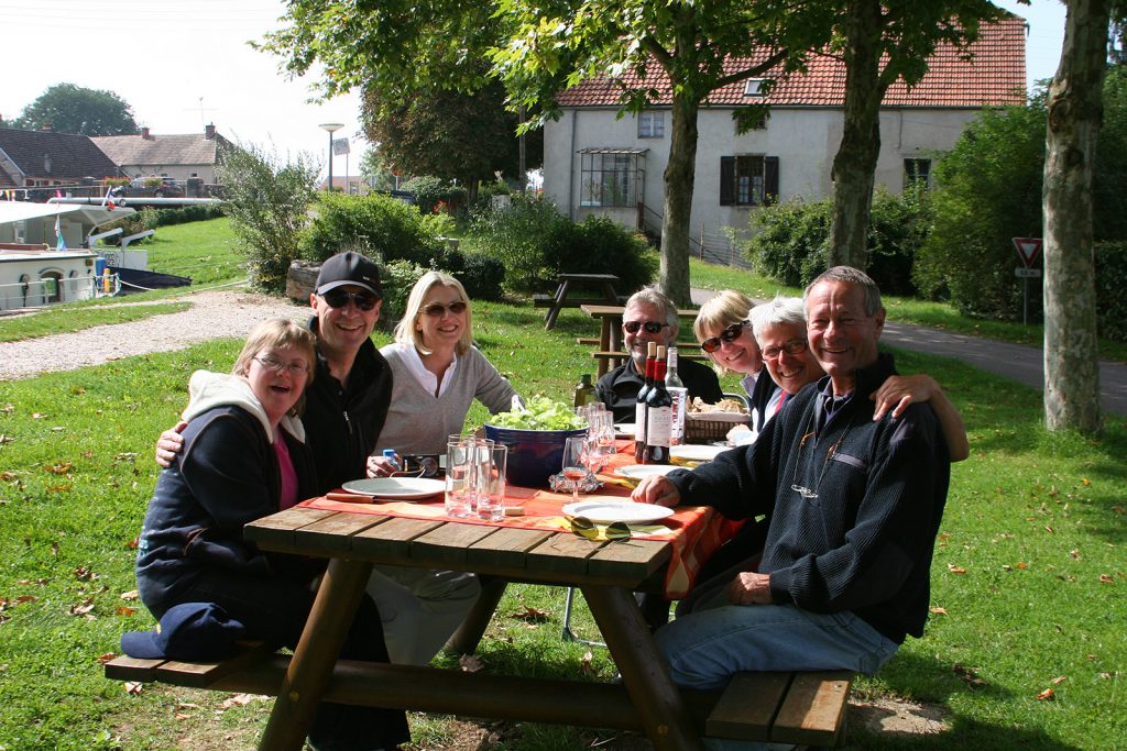 Tafelrunde im Freien