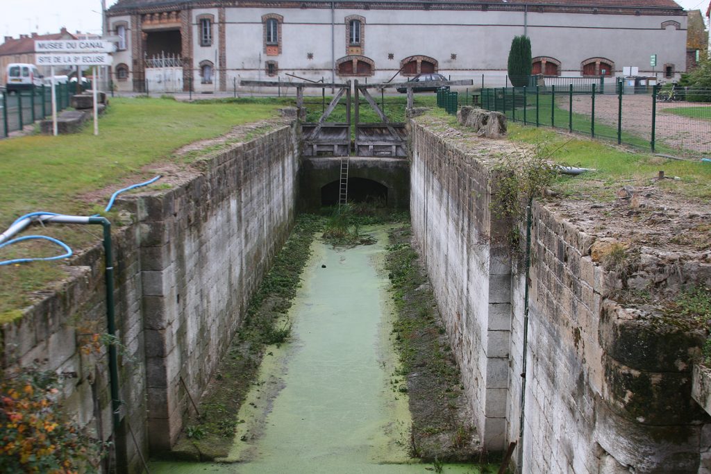 Eine wieder freigelegte Schleuse aus den Anfangszeiten des Kanals