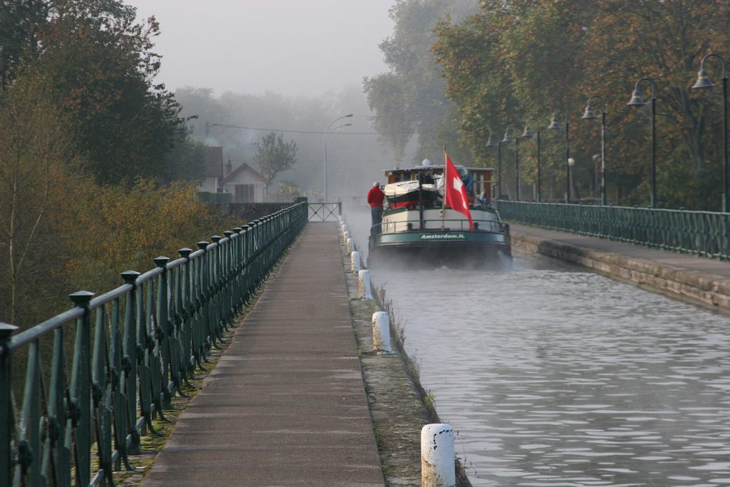 Im Morgennebel über die Kanalbrücke bei Digoin