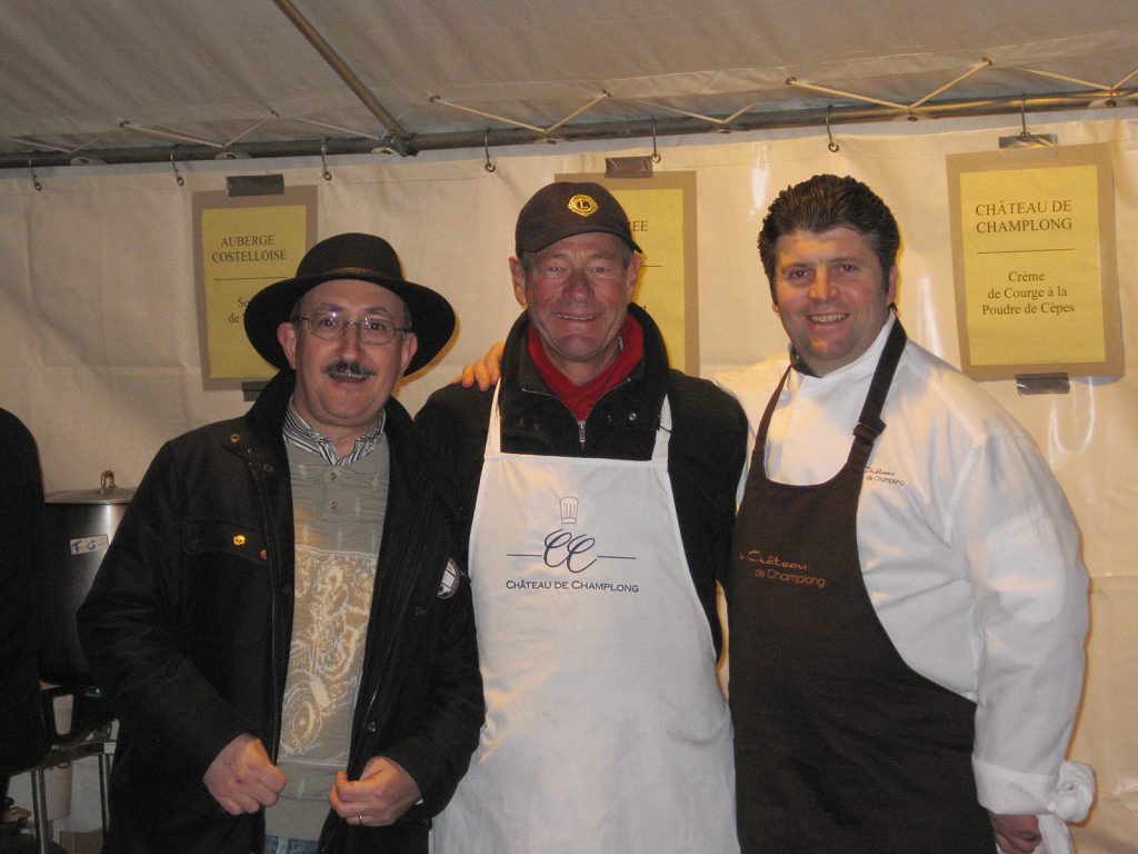 Bernard Demeure-Besson, Präsident des Lions Club Roanne, Christian als Kochgehilfe, Küchenchef Olivier Boizet