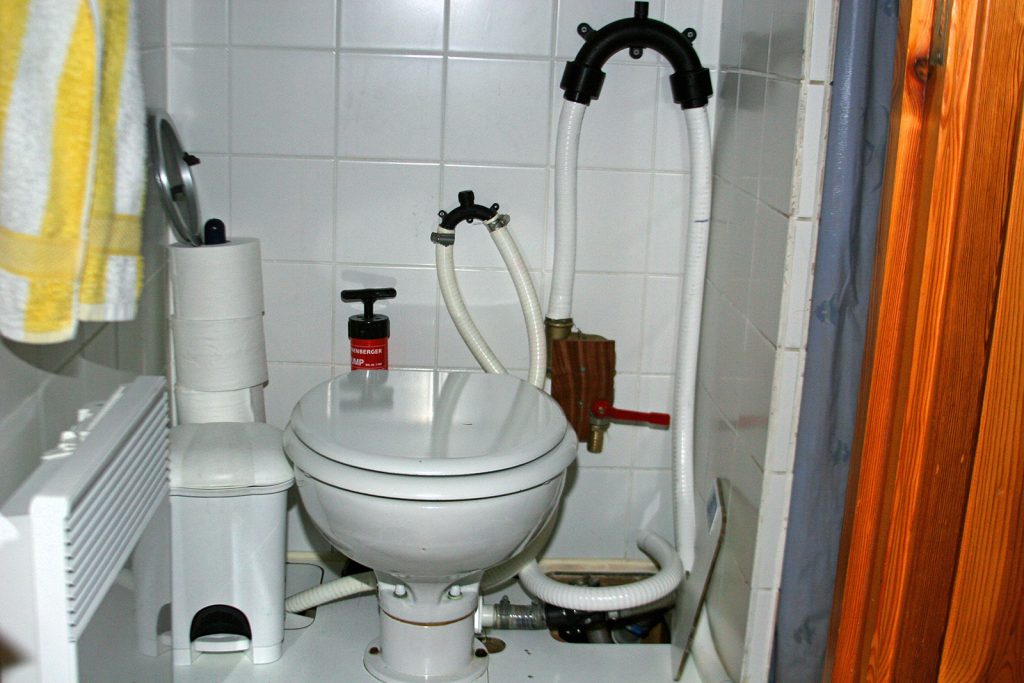 Anschluss der Toilette an den Fäkalientank