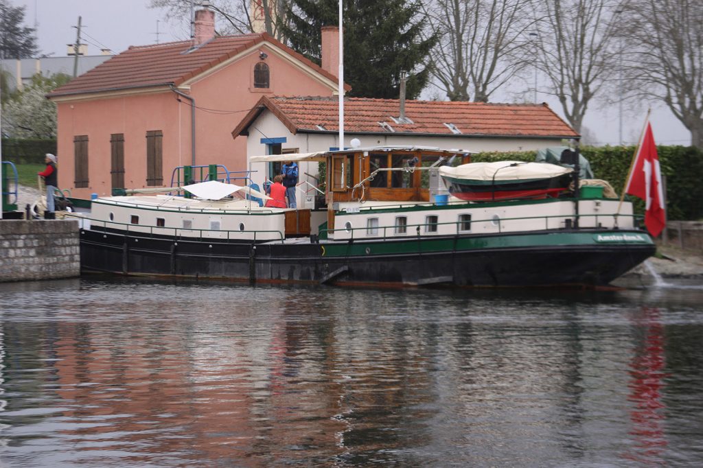 «Kinette» läuft in die Hafenschleuse ein