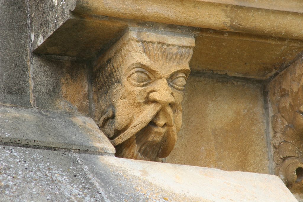 Konsole auf der Südseite der Kirche von Anzy-le-Duc