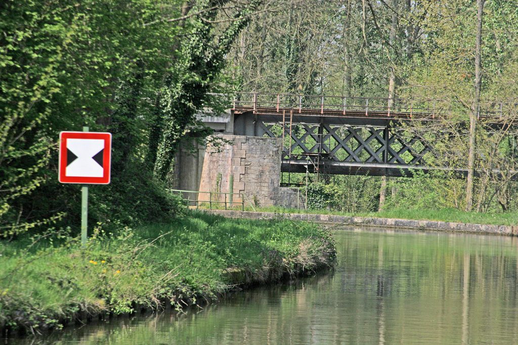 Signalisation der Engstelle vor Diou