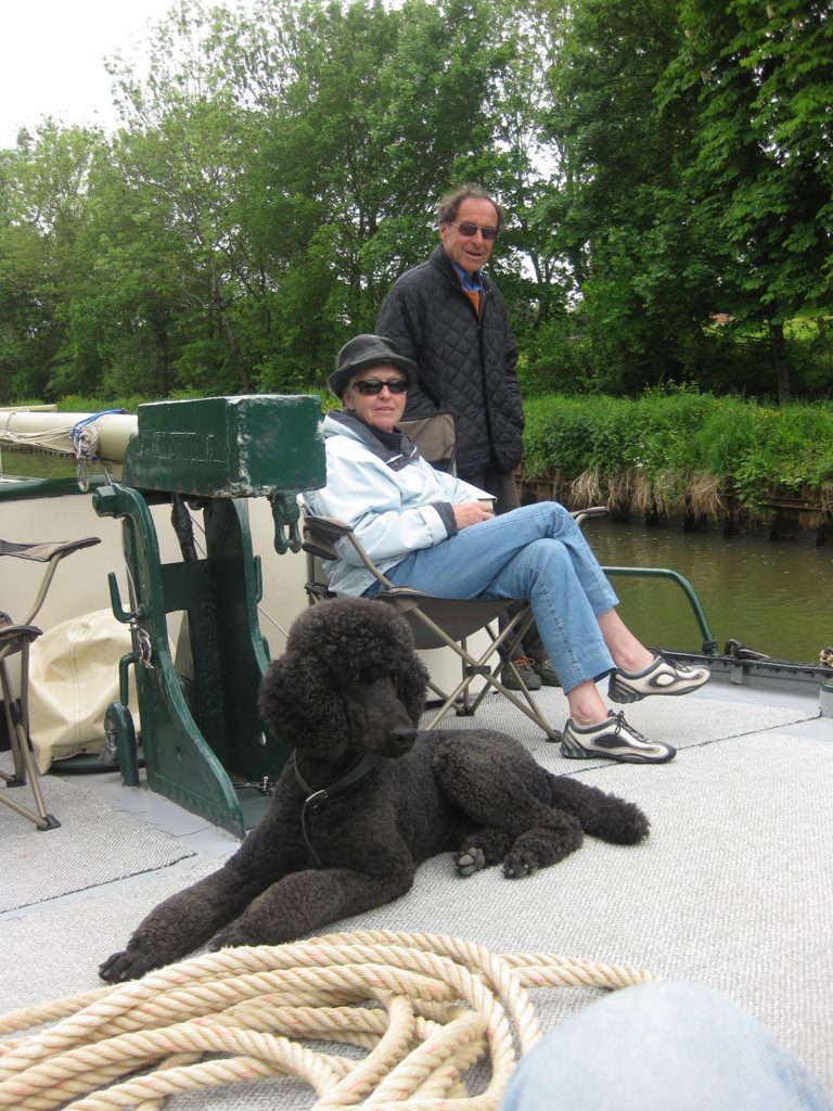 André und Agnes Dubs mit Königspudel Luca