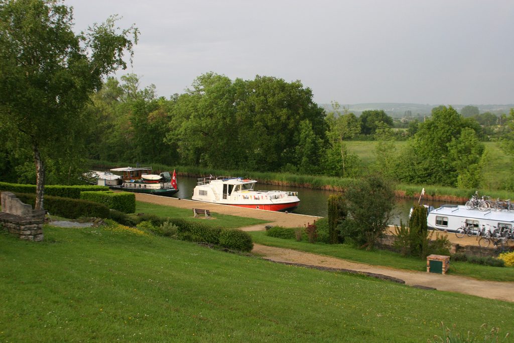 Am Quai von Cours-les-Barres