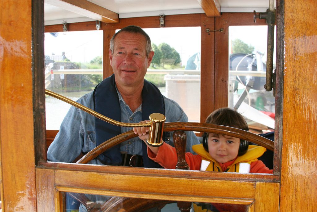 Henry versucht sich als Steuermann