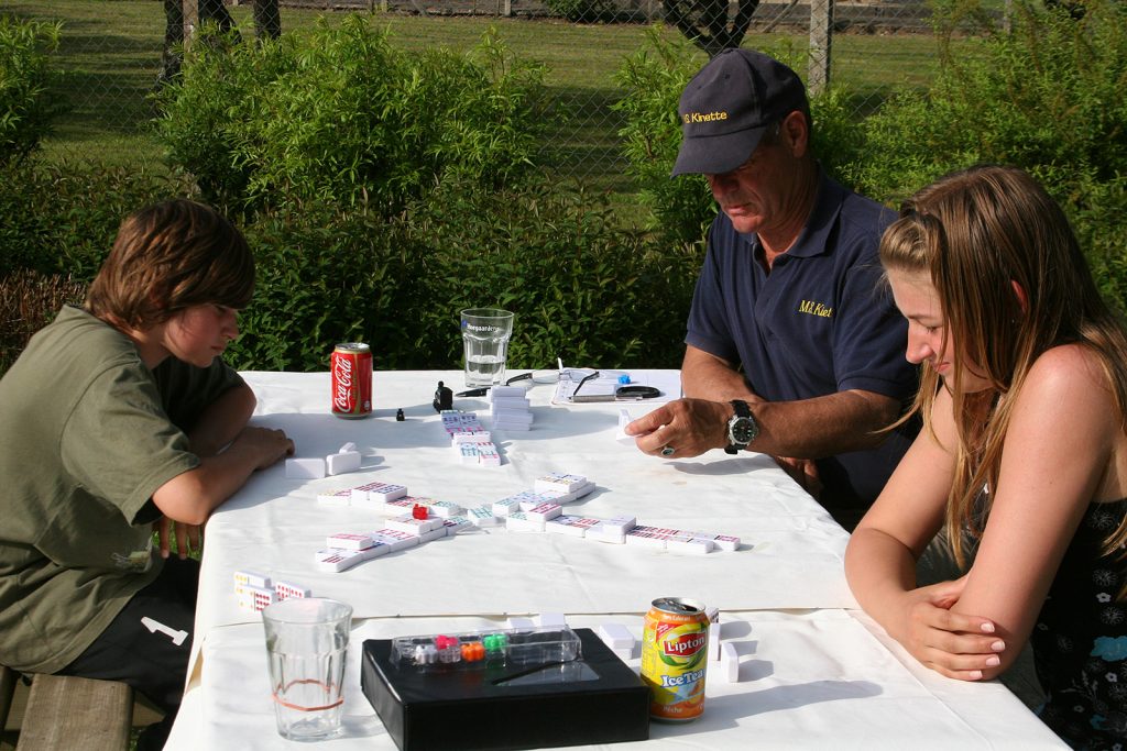 Am Abend wird «Mexican Train» gespielt