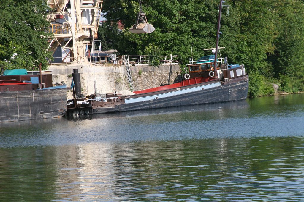 Eine halb entladene Péniche